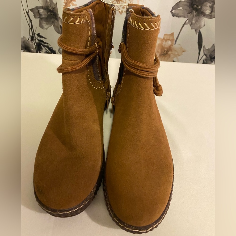 Women’s Brown Clarks Moccasins Booties Size 7
New